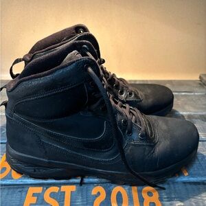 Nike Manoadome Boots In Triple Black Leather Size 10